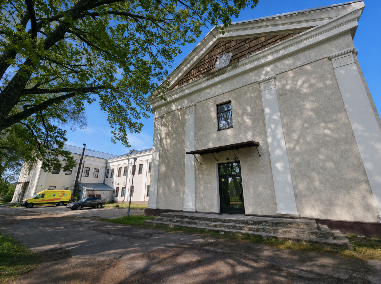 Flotes 8 historic entrance exterior